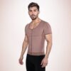 Hombre usando faja camisilla de alto control con cierre central y refuerzo en espalda para corregir postura