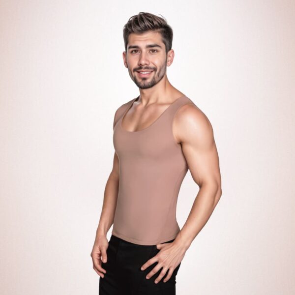 Hombre usando faja tipo chaleco invisible con compresión media en abdomen, pecho y espalda para uso diario