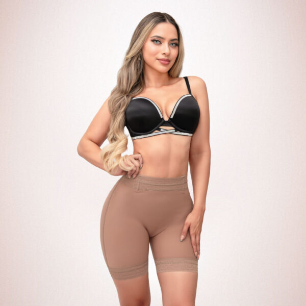 Faja Short Medio Levanta Cola con Encaje Siliconado